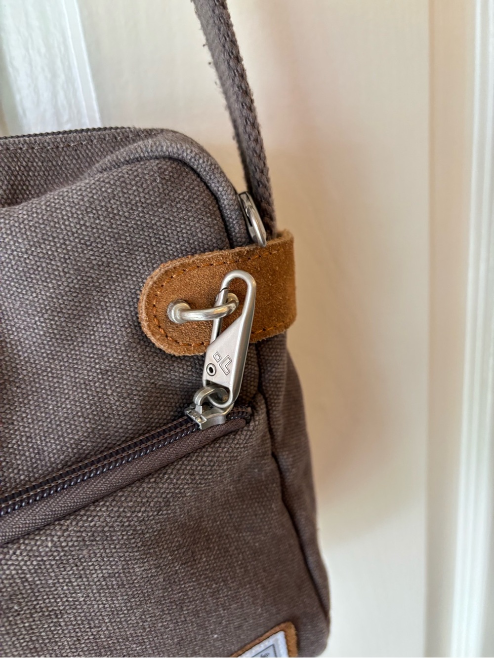 *NWOT* Travelon Brown Canvas Crossbody Bag - Picture 2 of 11